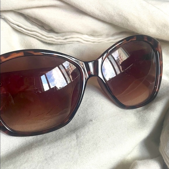 Tahari Sunglasses - Picture 1 of 6